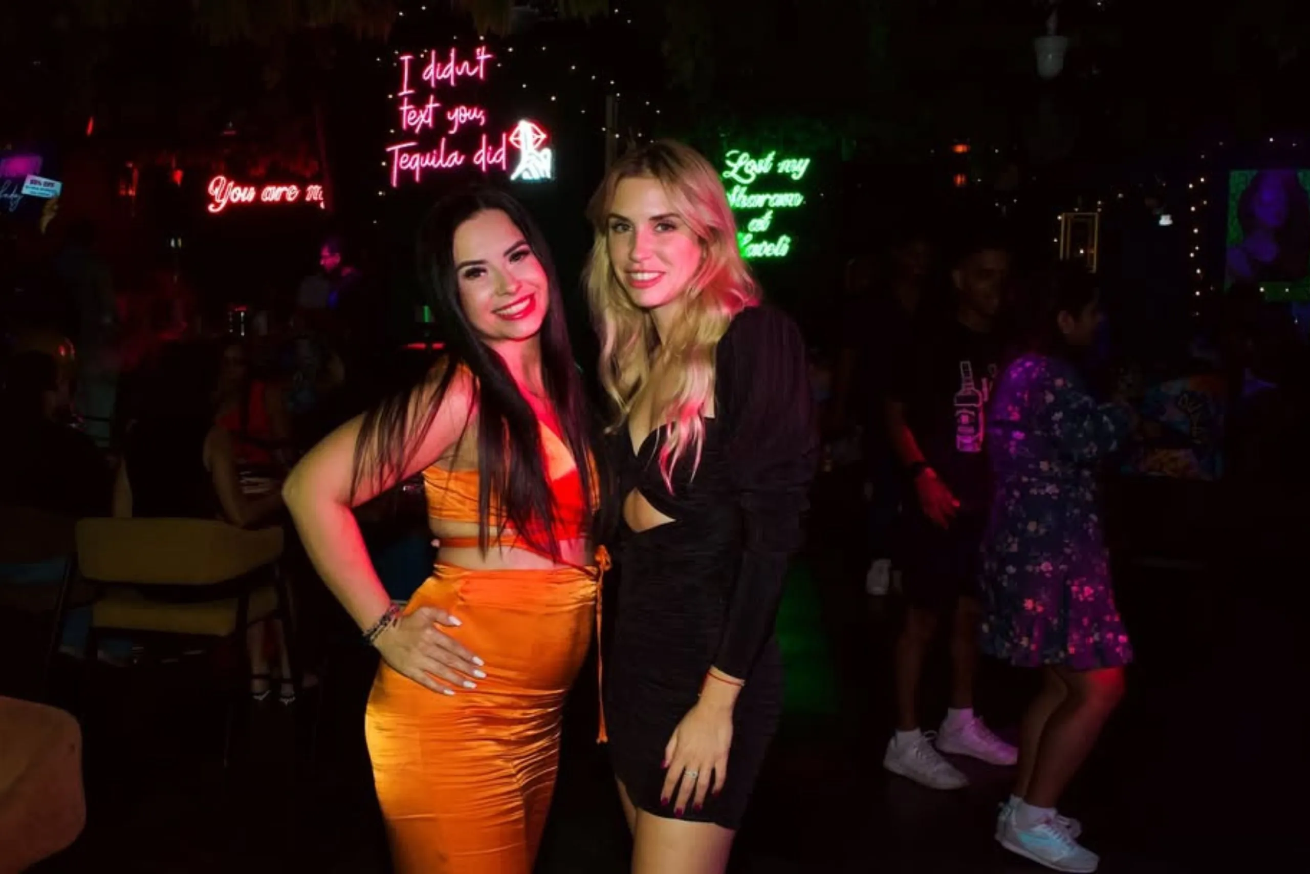 girls dancing - ladies night in dubai at haveli